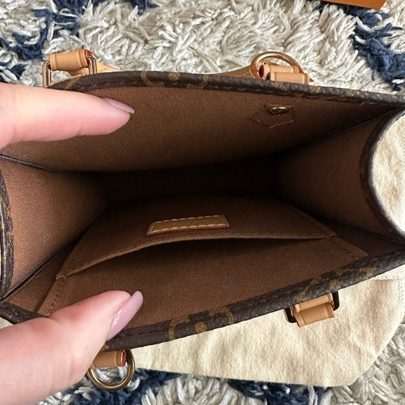 LOUIS VUITTON
Monogram Petit Sac Plat - Picture 12 of 12